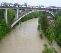 La crue de mai 2015 a entraîné l'inondation des chemins le long des berge dans la ville de Berne. Sur la photo, le Lorraineviadukt à Berne.