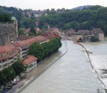 Crue de l'Aar en 2005 Berne. Des embâcles s'accumulent dans le canal de la centrale électrique près du Schwellenmätteli et obstruent partiellement le barrage. La crue de 2005 a une nouvelle fois souligné la nécessité de prendre des mesures sur l'Aar à Berne pour améliorer la protection contre les crues.