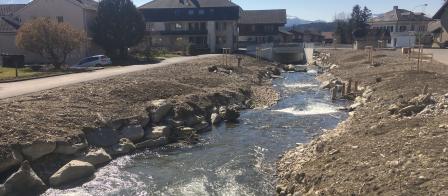 Protection contre les crues et cours d’eau revitalisé en amont de la route cantonale (vue vers l’amont).