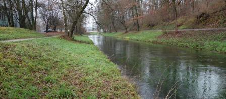 Der Weg am rechten Ufer (im Bild rechts) wird im Rahmen des Projektes aufgehoben und der neue Lauf der Glatt mäandrierend gestaltet. So entsteht ein naturnahes Ufer mit Steil- und Flachufern, wo eine dynamische, gewässertypische Entwicklung möglich ist.