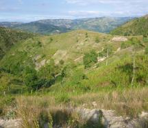 Le terrassement contribue à stabiliser les pentes. Cela permet d'augmenter les rendements agricoles et de protéger une source locale d'approvisionnement en eau potable. 
