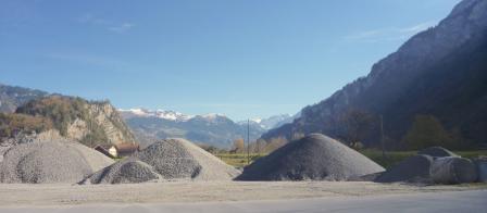 Verschiedene Akteure haben ökonomische oder ökologische Interessen an einem Gewässer. Solche Akteure können beispielsweise Kieswerke sein, wie hier am Beispiel der Hasliaare bei der Mündung in den Brienzersee. Sämtliche Betroffene und Interessierte sind in der Planung von Wasserbauprojekten zu berücksichtigen und frühzeitig einzubinden.