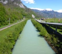 Die Hasliaare weist mit der Bahn und der Strasse beidseits absolute Restriktionen auf. Es ist Aufgabe der BHU gemeinsam mit der Projektleitung aufzuzeigen, wie diese Einschränkungen in der Projektierung berücksichtigt werden sollen.