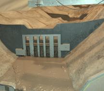 Die neue Sperre Rossi (hier im Modellversuch der Versuchsanstalt OST) hält ab einem bestimmten Abfluss einen Murgang zurück.