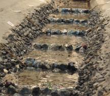 Essais sur modéle physique pour le système de seuils garantissant la continuité écologique remplaçant le barrage de  Sandweidli. Les essais ont été réalisés à l’Université Rapperswil HSR.