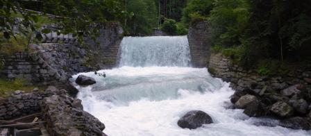 Sandweidlisperre mit Vorsperre an der Weissen Lütschine in Sandweidli. Am rechten Ufer ist der Fischpass erkennbar (Bild 2015)