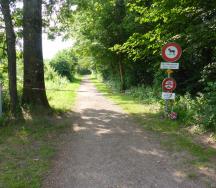 Lors de la journée sur le terrain, des mesures sont définies, qui doivent être mises en œuvre dans le cadre de consignes. Voici un exemple de la fermeture de chemin de la digue le long de l'Emme.