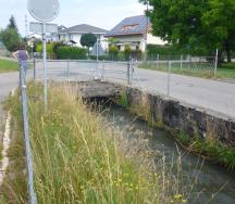 En cas de présence de déchets flottants au niveau des passages sur le ruisseau du village, il faudra les retirer.