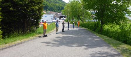 Photo de mesures pour la déviation ciblée de l'eau vers les terres agricoles afin de protéger la zone industrielle (les personnes marquent le tracé des éléments de déviation).