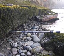 Unterkolkte Betonplatte an der Aare in Bern. Neben der Art der Bauwerke werden auch Schäden im Schutzbautenkataster erfasst.