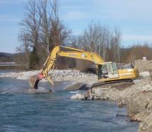Die Blöcke der Buhnen werden ohne Wasserhaltung mithilfe von GPS gesetzt.