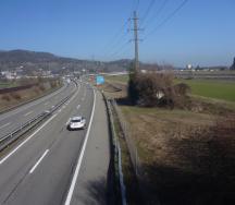 Die Nationalstrasse verläuft im St. Galler Rheintal häufig direkt entlang des Damms des Alpenrheins. Hier bei der Ausfahrt Au hat der Rhein ein breites Vorland, welches jedoch bei Hochwasser überflutet wird.