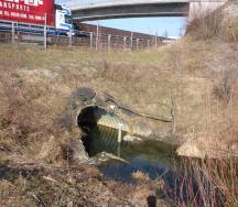 Die Nationalstrasse befindet sich über weite Abschnitte auf einem Damm, welcher die Fahrbahnen vor Überflutung durch kleinere Gewässer schützt.