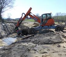 Installation de souches dans les chenaux secondaires pour structurer et guider le courant.