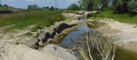 Les premières crues ont remodelé les chenaux secondaires peu de temps après leur construction.