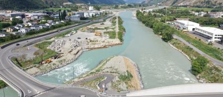 Vue depuis le pont supérieur de Baltschieder vers l'aval pendant les travaux d'aménagement de l'embouchure de la Viège et de l'élargissement sur la rive gauche (photo Emch+Berger AG).