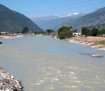 Blick von der oberen Baltschiederbrücke flussabwärts nach Abschluss der Bauarbeiten: linksseitige Aufweitung und Überfallkannte Hochwasserentlastung (Streichwehr), rechtsseitig Blockbuhnen, im Hintergrund untere Baltschiederbrücke.