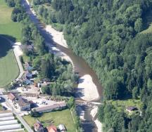 Bei Thörishaus ist die Sense genügend breit, so dass sich Kiesbänke bilden können.