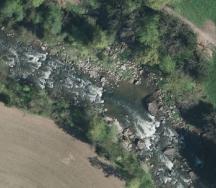 Beispiel für mit Blöcken strukturierte Sohle sihlaufwärts der Projektstrecke (Quelle: maps.zh.ch).