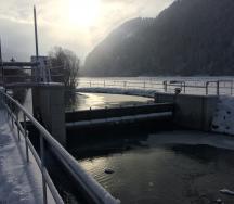 Mitten im Projektperimeter liegt das Kleinwasserkraftwerk Simelemoos. Bei Hochwasserabflüssen wird die Klappe vollständig abgelegt und ermöglicht uneingeschränkten Geschiebetransport.
