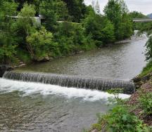 L'une des nombreuses chutes de la Zulg, qui doit être remplacée par un système de seuils permettant le passage des espèces aquatiques dans le cadre du projet de rétablissement de la continuité longitudinale.
